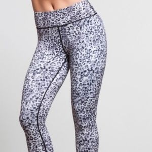 Small Vie Active Rockwell Capri Snow Leopard